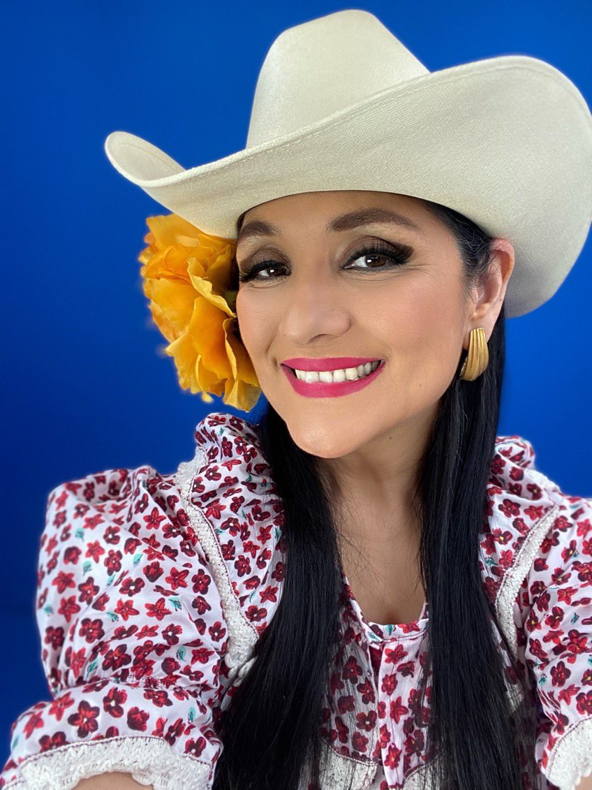 Veronicarobles's tweet photo. Kicking-of 2022 with a video shooting and a big smile. Sharing my first photo with you. Share yours with me with the hashtag #2022photo1
#HAPPYNEWYEAR2022 #veronicarobles https://t.co/ZsACYaWSQt