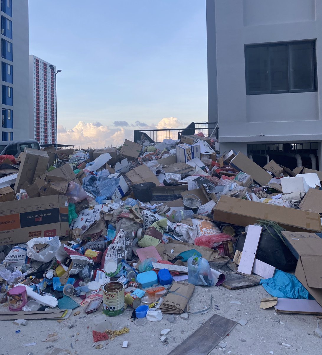 mahnienge's tweet photo. Kuneege mountains hadhaafa tower kanmatheega mi hunnany. Konme tower eh kairy mikahala funi funi.
So more of these incidents to happen, I guess. https://t.co/W2otnUPCBl