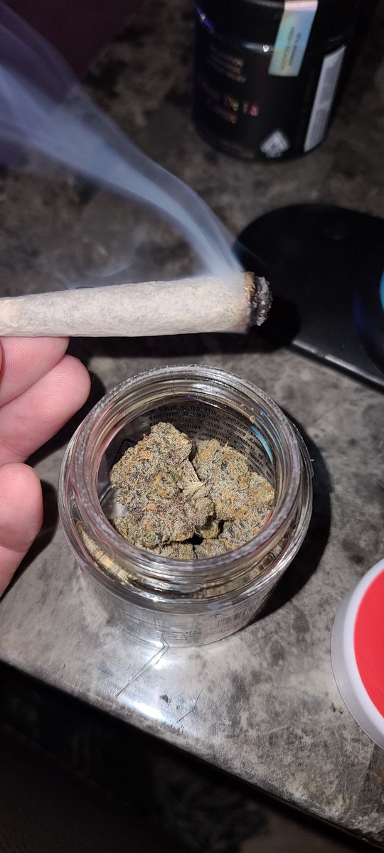 Cannabis smokers. 
Let's follow each other. 
#seshers