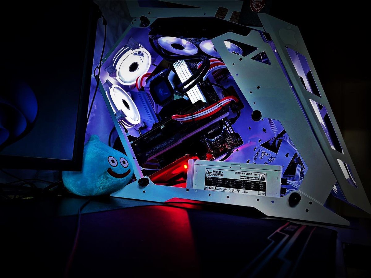 _cherusan_'s tweet photo. マザー MSI Z590
CPU     i7 11700k
GPU     ZOTAC RTX3060
ﾒﾓﾘｰ      T-FORCE   64GB
電源      SUPER FLOWER 1000w
ｸｰﾗｰ      MSI K240
SSD      500GB
HDD     1T
ｹｰｽ         白鷺城
Sound Blaster Z

#お前らのpcデスク周り晒していけ 
#お前らのPCデスク周り晒してけ https://t.co/kWZ8lvg4vl