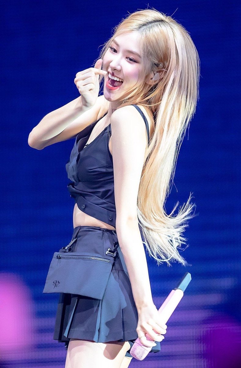 hourly rosé tweet media