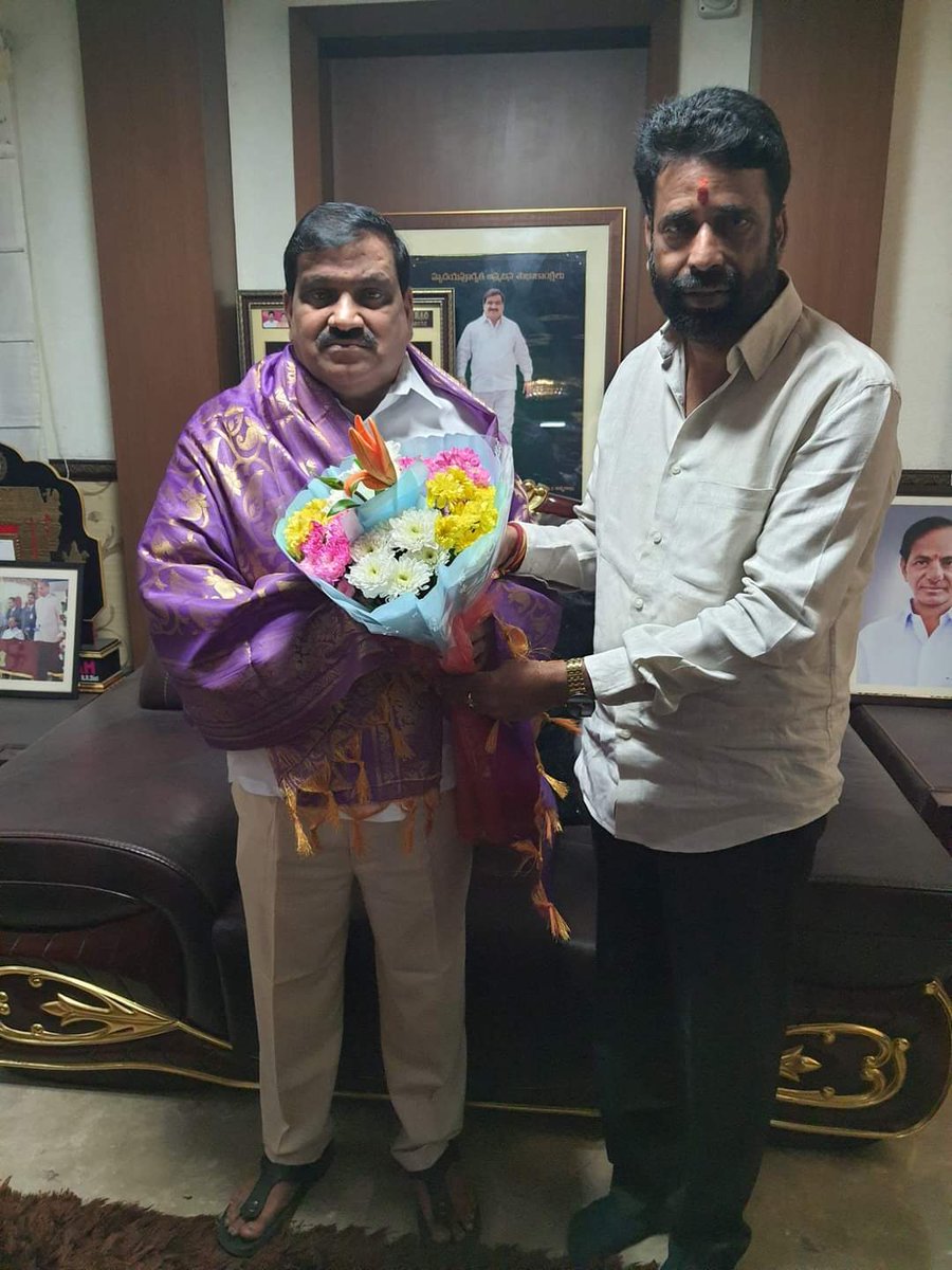 ReddyGinnaram's tweet photo. మాజీ మంత్రి వర్యులు , ఎమ్మెల్సీ గౌ ,,శ్రీ పట్నం మహేందర్ రెడ్డి గారిని వారి నివాసం లో కలసి నూతన సంవత్సర శుభాకాంక్షలు తెలిపిన చైతన్యపురి మాజీ కార్పొరేటర్ జిన్నారం విఠల్ రెడ్డి గారు https://t.co/mziJvIHRGR