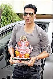deewane_filmy's tweet photo. Here I present the thread of the chronological sequence of @akshaykumar moments in movies, songs as well as his real life where respect for Hinduism is shown.

A counter thread to Gems Of Bollywood and Boycott Gang.🕉️ https://t.co/iyLfEoiwqd