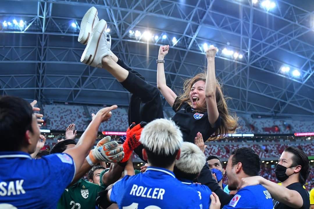 "ก่อนเริ่มทัวร์นาเมนต์ แป้งเครียดมาก เพราะด้วยเวลาเตรียมทีมที่มีน้อย ด้วยปัจจัยหลายๆ อย่าง เลยกังวลว่าจะทำได้ไหม แต่สุดท้ายพวกเราสามารถทำได้กับภารกิจกู้วิกฤตศรัทธาบอลไทยด้วยแชมป์ เอเอฟเอฟ ซูซูกิ คัพ 2020" 💙💙💙