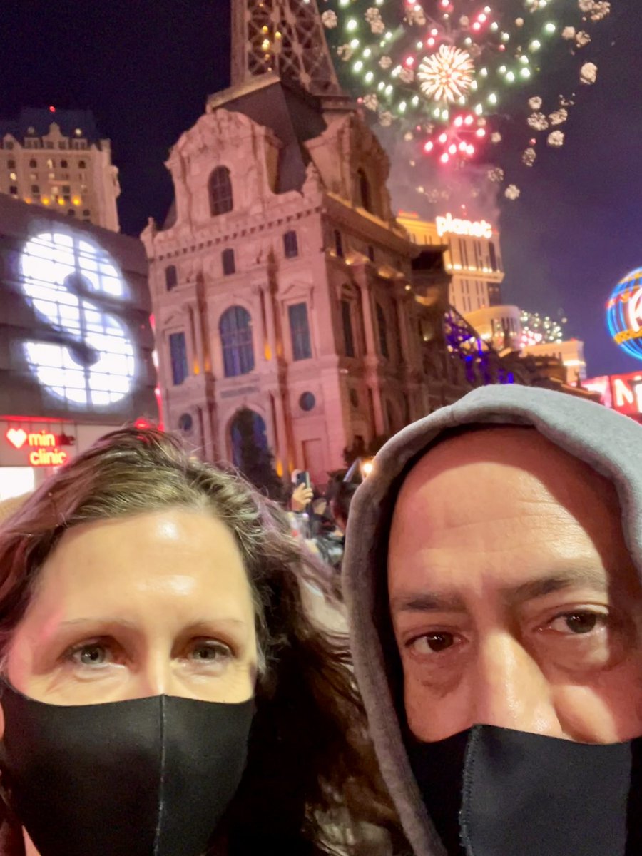 BridgetBeaudoin's tweet photo. 2022 started out pretty cool. 🥂 Happy New Year 🎆 https://t.co/XoXqD4mnKu