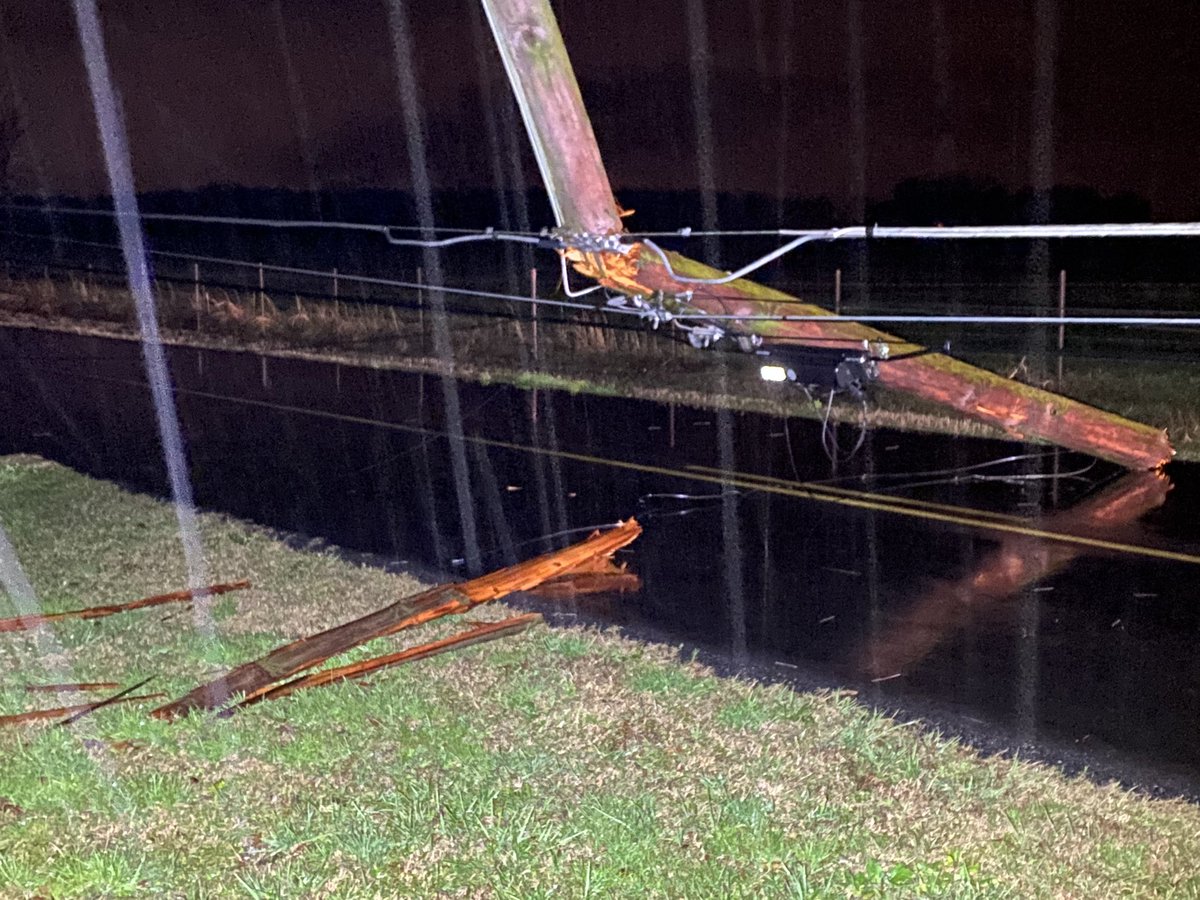 CharlesPeekWX's tweet image. Storm damage tonight in Hazel Green, AL. Multiple power poles broken, a free standing garage damaged. @weatherchannel #alwx @NWSHuntsville