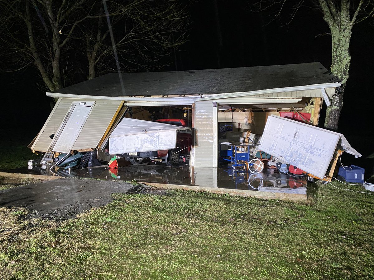 CharlesPeekWX's tweet image. Storm damage tonight in Hazel Green, AL. Multiple power poles broken, a free standing garage damaged. @weatherchannel #alwx @NWSHuntsville