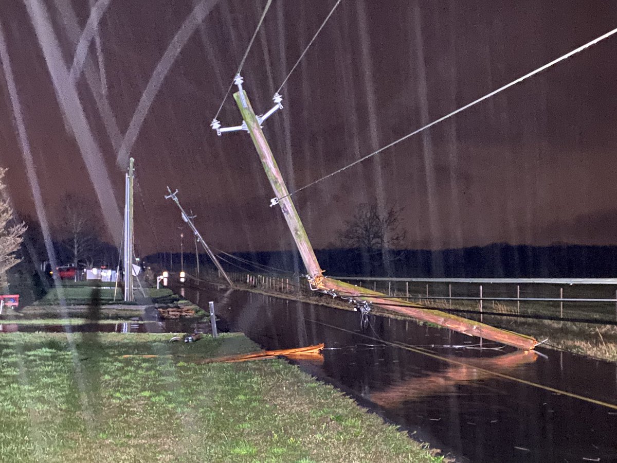 CharlesPeekWX's tweet image. Storm damage tonight in Hazel Green, AL. Multiple power poles broken, a free standing garage damaged. @weatherchannel #alwx @NWSHuntsville