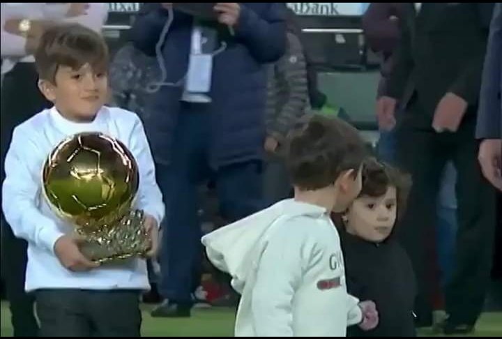 MillerKN1's tweet photo. Messi: "Thiago, Neymar está vindo jantar, comporte-se."

Thiago: https://t.co/Eny0pZWi2d