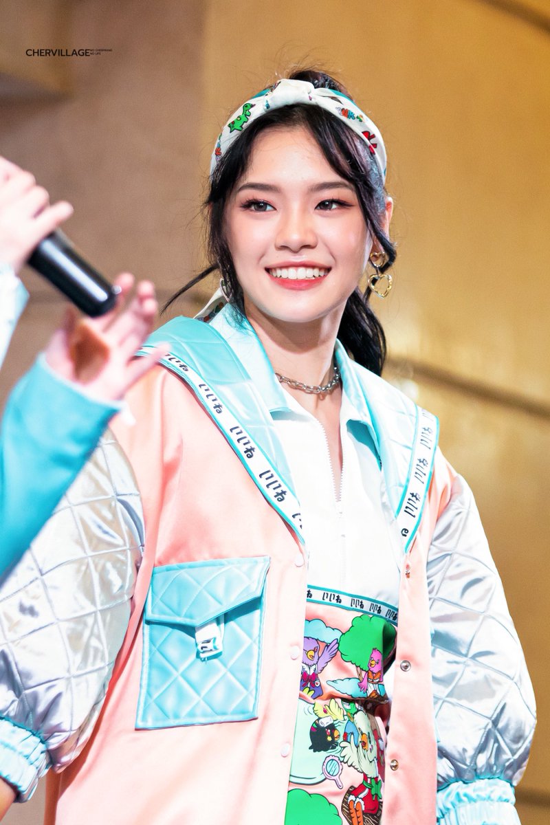 Chervillage48's tweet photo. this year,
we will look forward to your success~
and still continue to protect your smile 😬
happy new year to Cher and her cats! 🎊✨
/h.
#CherprangBNK48
#GoGo2022WithCher https://t.co/FrkomJ5KSi