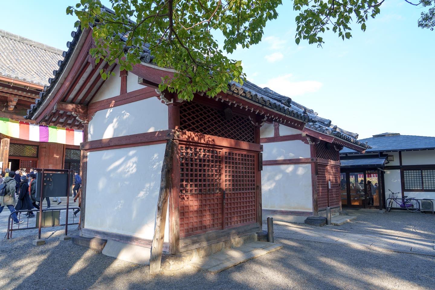 梅林秀行 東寺夜叉神堂の礎石は いずれも柱座を彫り出した古代礎石の転用石で 扉用の唐居敷も含まれていた 東寺創建時の礎石 だろう 夜叉神が旧中門安置像なので もしかしたら中門遺構からの礎石転用なのかなあ T Co V8j2lf94k5 Twitter