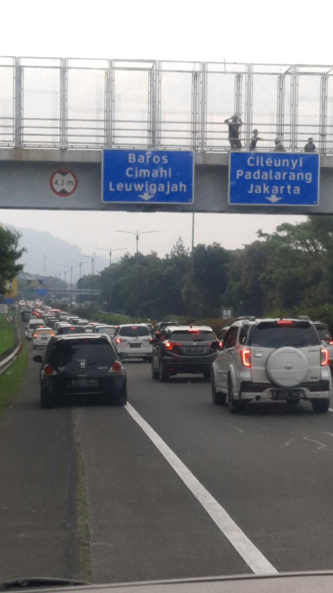 nttriw's tweet photo. Dari pasteur arah ke jakarta udah padat #lalinBDG #lalinjakarta #2022 https://t.co/aCdumq7cwZ