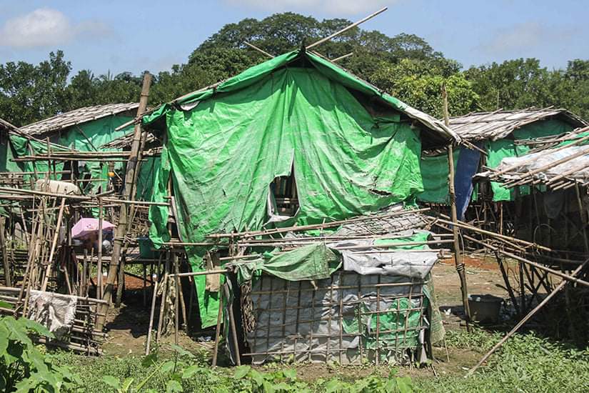 Chanapai247's tweet photo. @Refugees , please take a look to this pictures of refugees' houses at IDP camp of #KyaukTaw's Wah-Taung. Those houses urgently need to be refurbished .

#2022Jan2Coup
#WhatsHappeningInMyanmar 
#AuspiceRefugees #RefugeesNeedHelp https://t.co/paV9EhbGmo