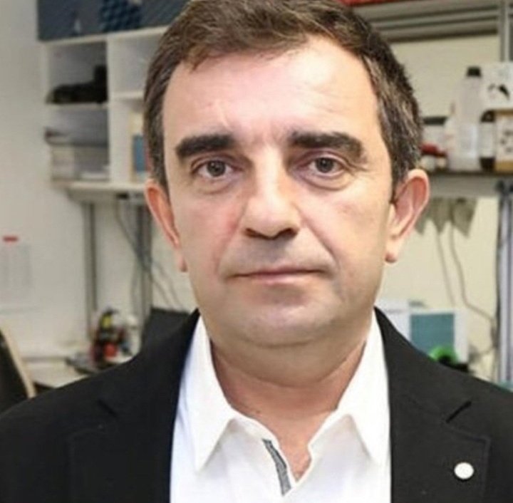 htcolgun's tweet photo. Bir Athena Gökhan, Atilla Taş veya Özgür Demirtaş'ın saati kadar gündem olamadıysa kabahat biraz da bizde.
Fotoğraftaki ADAM Prof. Aykut Özdarendeli, yerli aşımız #Turkovac'ı bulan bilim insanımız. Kendisine ve imkanlarıyla onlara destek olan Devletimize şükranla, duayla👏🇹🇷 https://t.co/BH2ceaWMOC