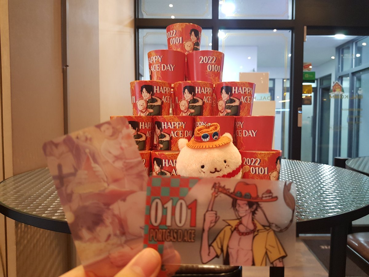 soyum_SL's tweet photo. 생일 당일에는 못 갔지만 에이스 생카 다녀왔습니다!🥰🥰 음료부터 포토존까지 에이스로 가득 차 있어서 정말 즐겁게 있다가왔어요(♡˙︶˙♡)

#1월_1일_세상이_너의_태어남을_축복하는_날
#에이스_5억5천만큼_생일_축하해 https://t.co/vIVc8H5A5M