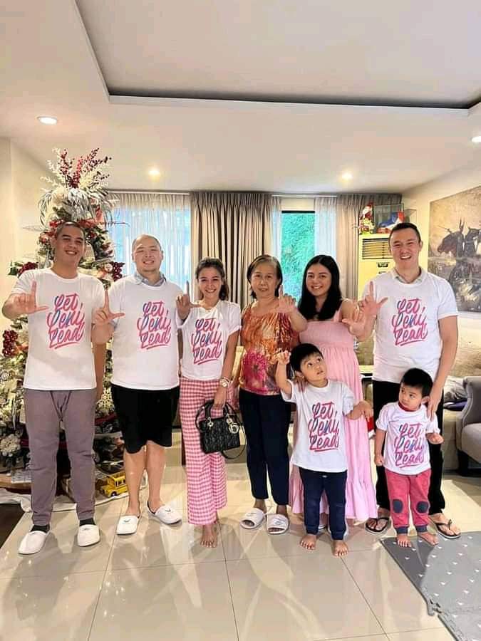 infectious_dx's tweet photo. Tingnan: Sinalubong ng pamilya ng actress na si  Kris Bernal  at ng kaniyang asawa na si Perry Choi ang bagong taon suot ang LET LENI LEAD shirts.💟🎆

📷| Ma'am Kate Bernal Dee https://t.co/nIjczI7NTl