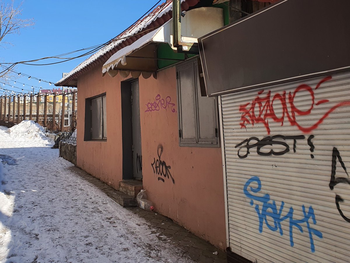 Не зря зимой поехал. За десять лет с показа Darker than Black многое изменилось, но снег сглаживает перемены.
От желтой таблички про срочный ремонт осталась рамка.