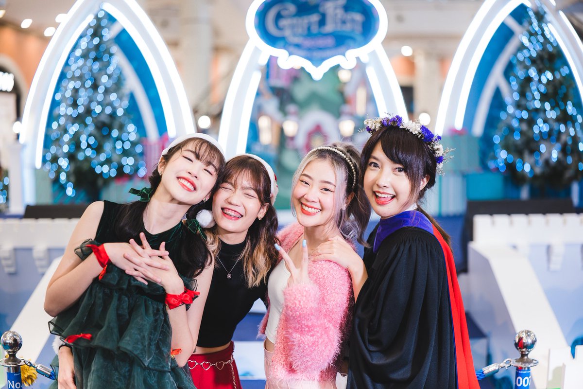 ssxndii_39's tweet image. ขอบคุณ Terminal21 Asok มากๆเลยนะคะ ที่ให้พวกเราได้ขึ้นแสดงในงาน Gift Fest 2022 และได้ฉลองสิ้นปีกับทุกคนอีกด้วย เป็นงานที่เวทีน่ารักแล้วก็สวยมากๆเลยย เหมือนอยู่ในเมืองหิมะะ ☃️ 
และก็ขอบคุณทุกคนที่มาร่วมสนุกส่งท้ายปีไปด้วยกันนะคะ 💕
#sandybbear #แคปหมีง่วง #asteridol #sandyaster