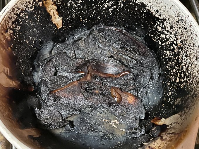 りんごがダークマターになりました
まだ無事だった食べられる部分はスタッフが美味しくなくいただきました 