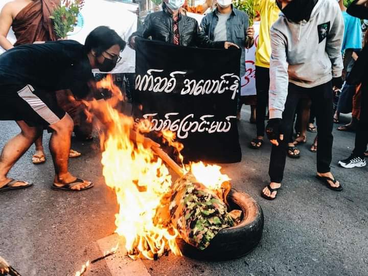 GscbMyanmar's tweet photo. Joint forces from Mandalay took on the streets for the falling of Military council and protest for the release of political detainnees on Jan 1 .
#GSCB
#WhatsHappeningInMyanmar
#2022Jan2Coup https://t.co/BGXZ3GXQeX