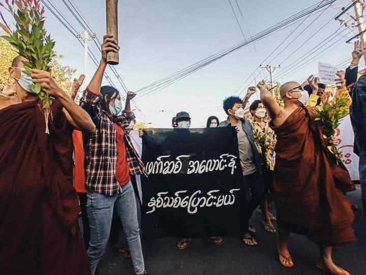 GscbMyanmar's tweet photo. Joint forces from Mandalay took on the streets for the falling of Military council and protest for the release of political detainnees on Jan 1 .
#GSCB
#WhatsHappeningInMyanmar
#2022Jan2Coup https://t.co/BGXZ3GXQeX