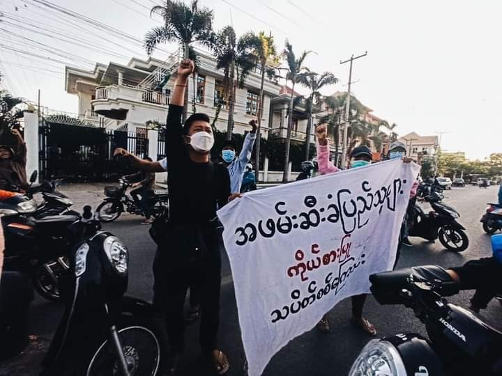 GscbMyanmar's tweet photo. Joint forces from Mandalay took on the streets for the falling of Military council and protest for the release of political detainnees on Jan 1 .
#GSCB
#WhatsHappeningInMyanmar
#2022Jan2Coup https://t.co/BGXZ3GXQeX