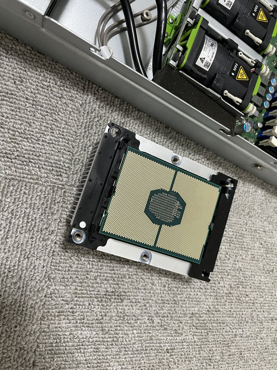 terayanful1's tweet photo. xeon silver 4108 x2からxeon gold 6146 x2になりました。 https://t.co/CDVQWQiDjM