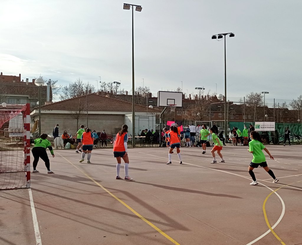 avipenagrande's tweet photo. ⚽ Ya estamos con el torneo solidario de fútbol sala femenino organizado junto a @IlustracionCF! Vente a @ud_arroyofresno y participa en la rifa benéfica, puedes ganar una cesta de navidad 🍾🍱 https://t.co/1poJWYslkp