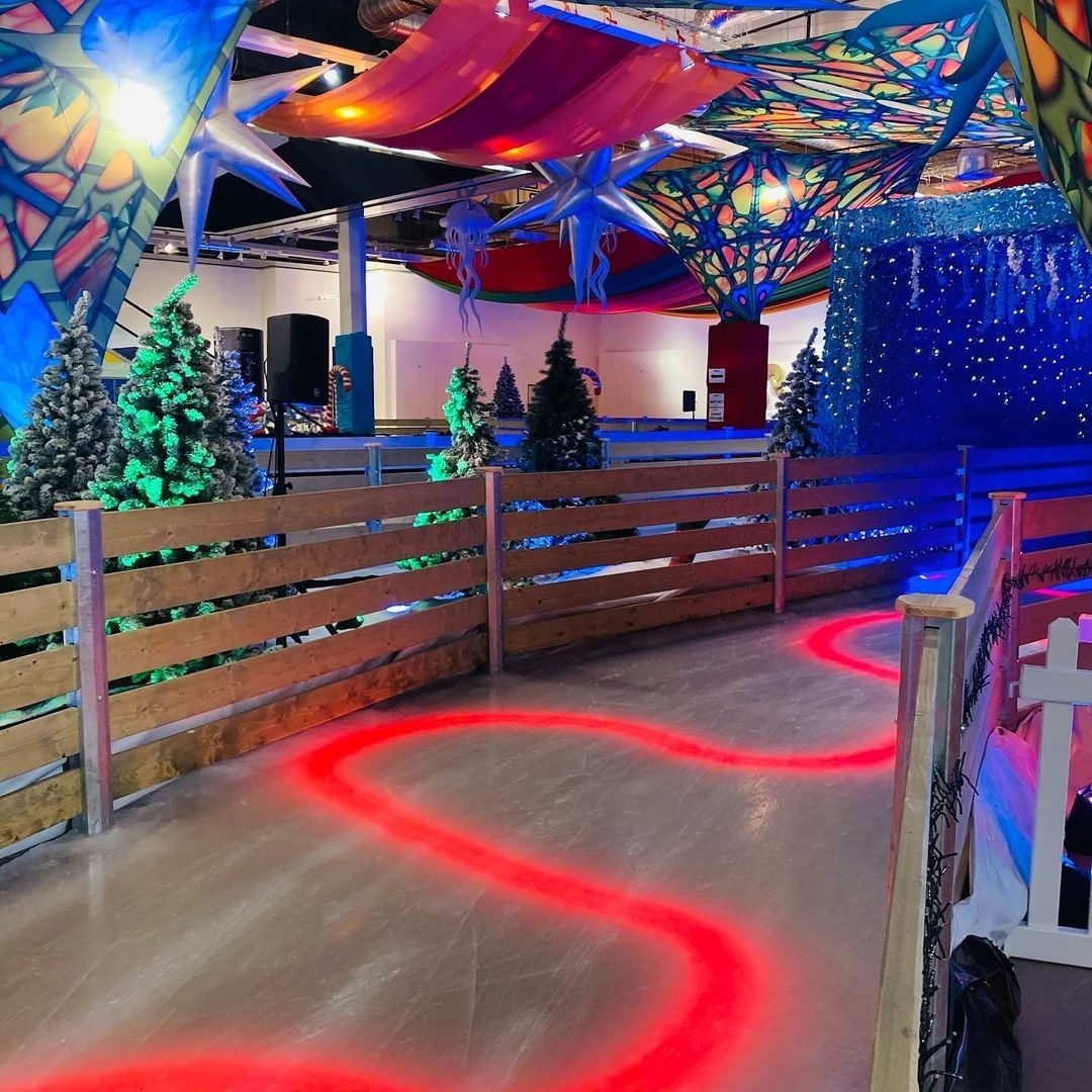 UnrealXmas's tweet photo. We sure are going to miss this ice rink 😍 Make sure you take your last chance to visit today and tomorrow! ❄️⛸️ Pre-book your tickets via our website or simply show up and purchase pickets on-site ✨

#UnrealXmas #Manchester https://t.co/ADl3BRuxua