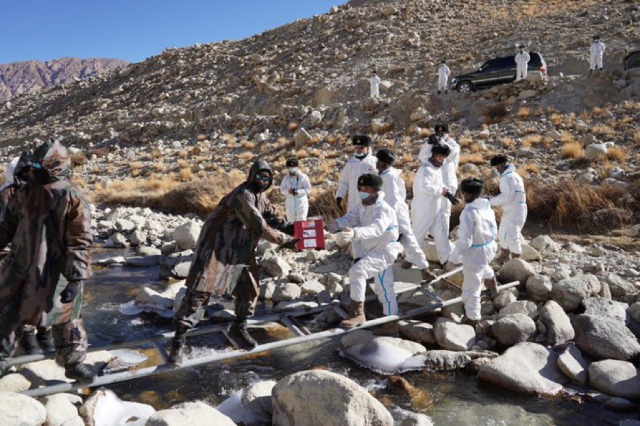 Pour célébrer le Nouvel An, les soldats indiens et chinois ont échangé des sucreries sur la ligne de démarcation.
