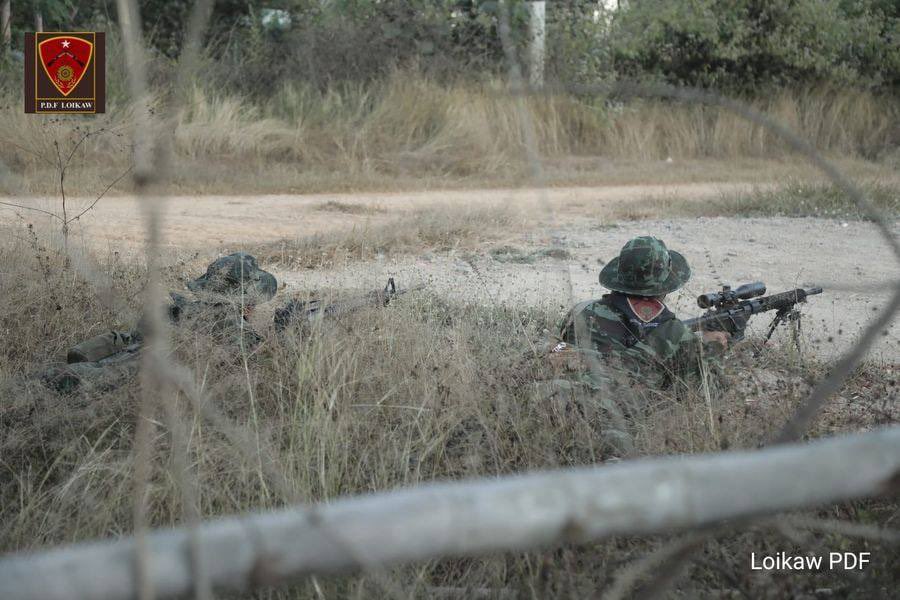 NweNweW76877898's tweet photo. PDF-Loikaw,on Jan1,intense fighting broke out between military council & anti-coup troops near Demoso Police Station & near NgweTaung Dam in Kayah state, injuring 3 PDF colleagues.
#SexualAssaultsToPoliticalPrisoners
#2022Jan3Coup
#WhatsHappeningInMyanmar https://t.co/0iqZQnnzGn