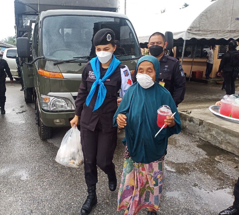 BlackArmy46's tweet photo. ฉก.ทพ.46 อำนวยความสะดวกให้กับประชาชนที่ตกค้างอยู่ที่สถานีรถไฟกรณี เหตุรถไฟ ขบวน ๑๗๑ กรุงเทพ-สุไหงโกลก ตกรางที่สถานีรถไฟรือเสาะ
#ทหารเป็นที่พึ่งของประชาชนในทุกโอกาส
#สถานีรถไฟรือเสาะ
#หน้าที่และอุทิศตน
#หน่วยเฉพาะกิจกรมทหารพรานที่ 46
#กองทัพภาคที่ 4 https://t.co/8xoLEZFW75