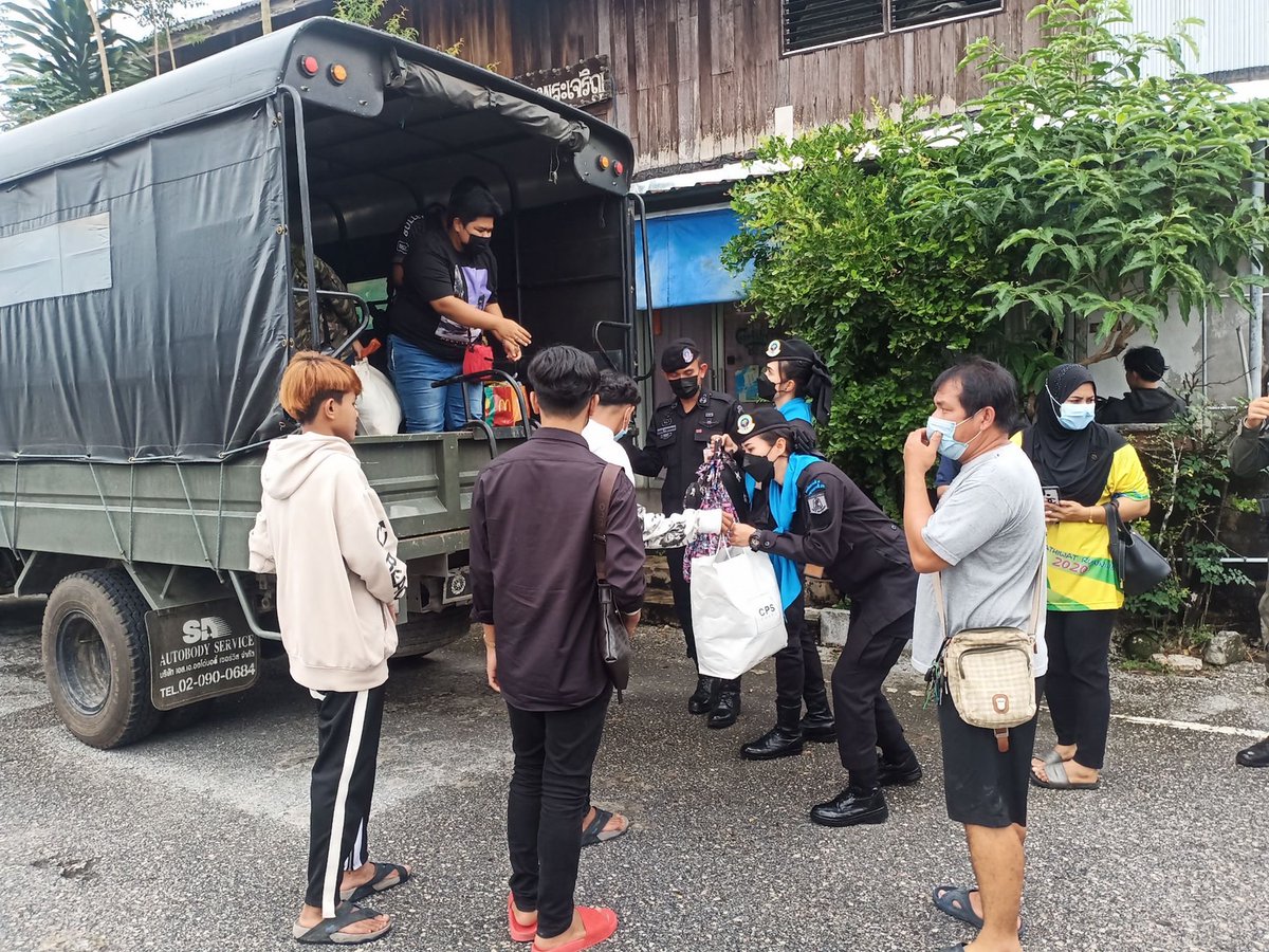 BlackArmy46's tweet photo. ฉก.ทพ.46 อำนวยความสะดวกให้กับประชาชนที่ตกค้างอยู่ที่สถานีรถไฟกรณี เหตุรถไฟ ขบวน ๑๗๑ กรุงเทพ-สุไหงโกลก ตกรางที่สถานีรถไฟรือเสาะ
#ทหารเป็นที่พึ่งของประชาชนในทุกโอกาส
#สถานีรถไฟรือเสาะ
#หน้าที่และอุทิศตน
#หน่วยเฉพาะกิจกรมทหารพรานที่ 46
#กองทัพภาคที่ 4 https://t.co/8xoLEZFW75