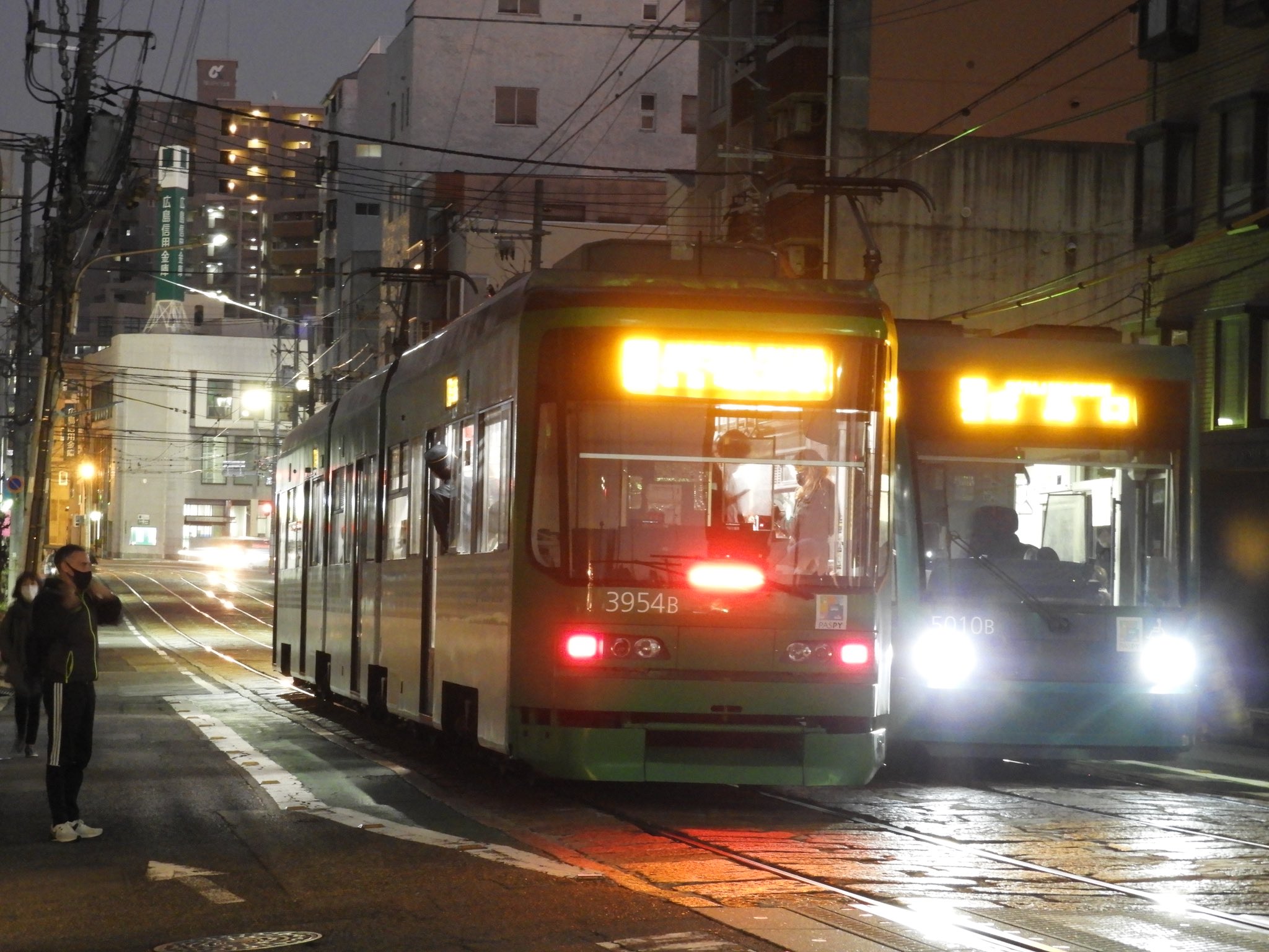 なのわに 広電の小網町停留所を訪問 安全地帯のない電停に長編成の電車が次々やってくる面白い所です 迫る車を止めて電車に乗り込む珍しい体験ができます T Co Bvjfjv0ewp Twitter
