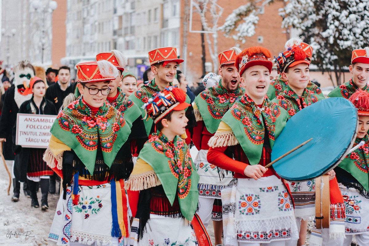 blouse_roumaine's tweet photo. Happy New Year with magical winter traditions of România! The death and rebirth of Time, protection against negative energies, totemic masks, ritual dance to heal the communities and much more to explore and rediscover in 2022. #CometoRomania
Photos - Sorin Onisor & AndreiR https://t.co/xUoL6uHfmY