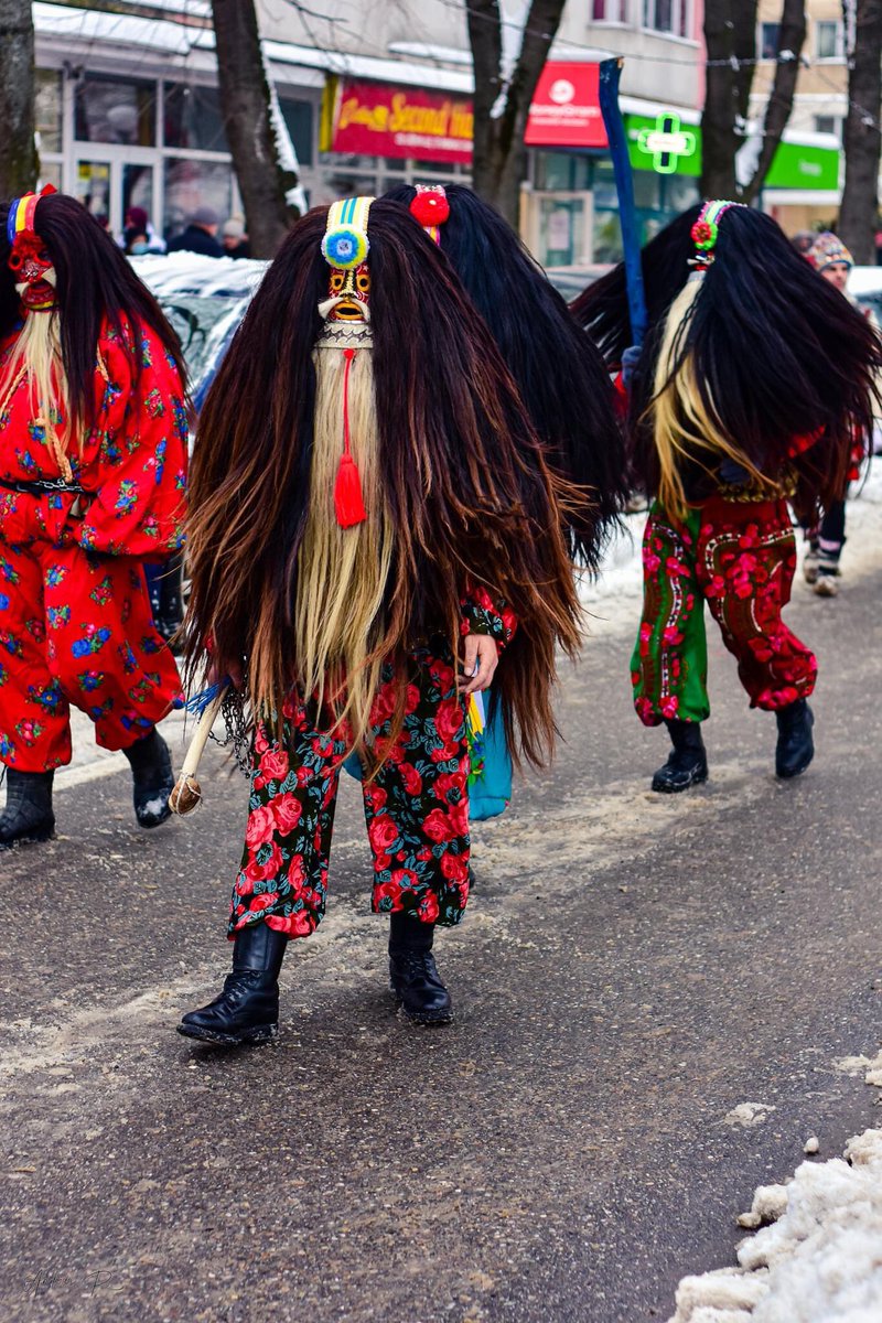 blouse_roumaine's tweet photo. Happy New Year with magical winter traditions of România! The death and rebirth of Time, protection against negative energies, totemic masks, ritual dance to heal the communities and much more to explore and rediscover in 2022. #CometoRomania
Photos - Sorin Onisor & AndreiR https://t.co/xUoL6uHfmY
