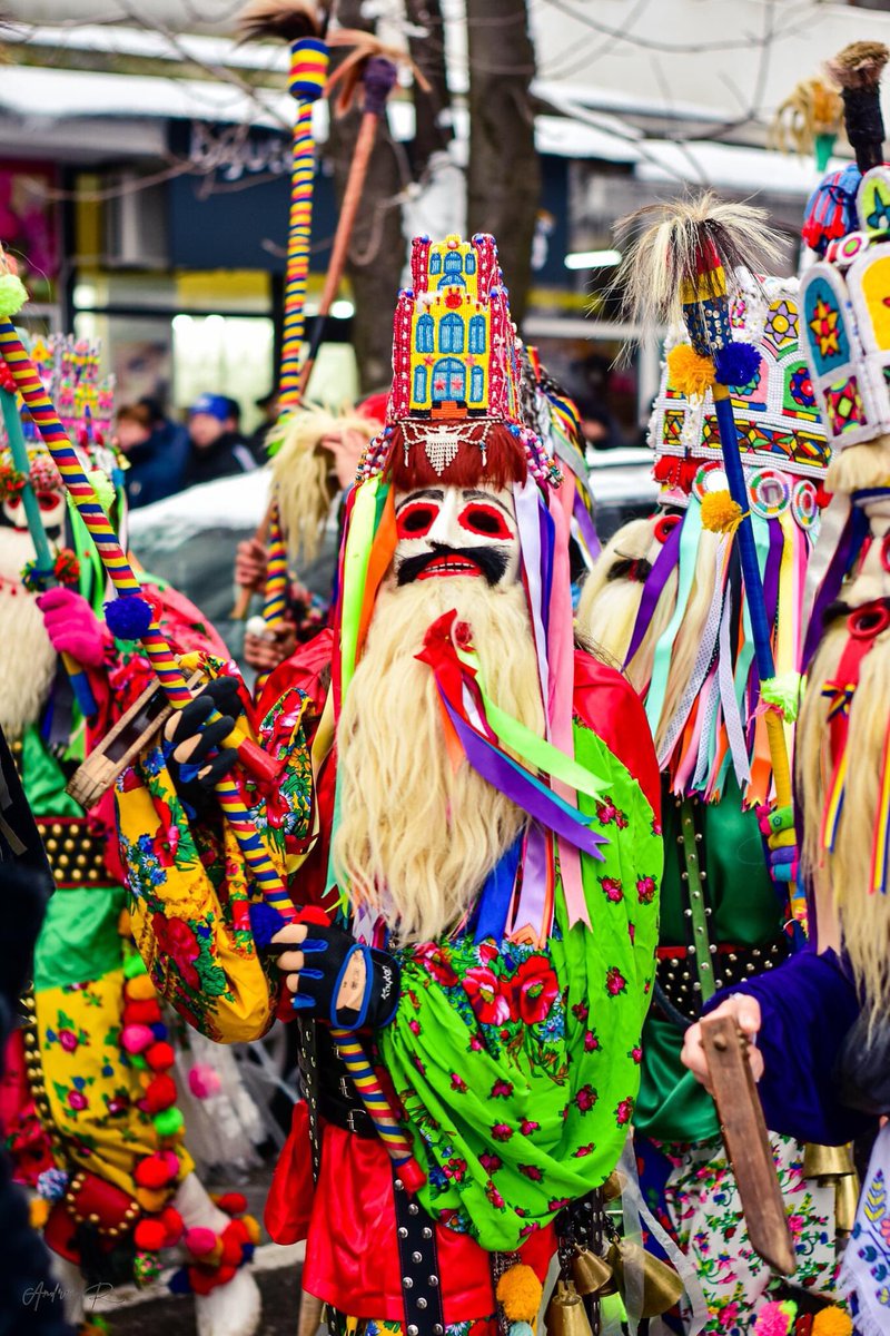 blouse_roumaine's tweet photo. Happy New Year with magical winter traditions of România! The death and rebirth of Time, protection against negative energies, totemic masks, ritual dance to heal the communities and much more to explore and rediscover in 2022. #CometoRomania
Photos - Sorin Onisor & AndreiR https://t.co/xUoL6uHfmY