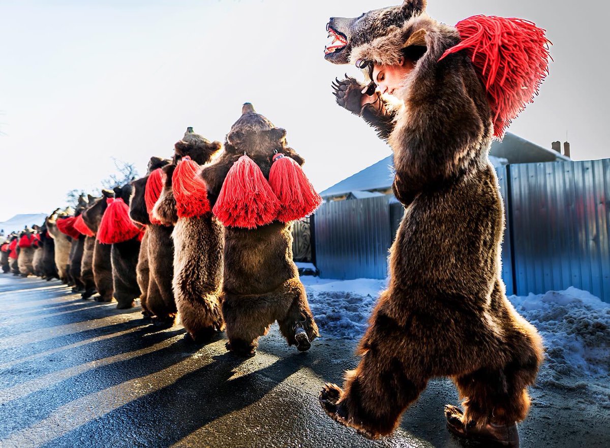 blouse_roumaine's tweet photo. Happy New Year with magical winter traditions of România! The death and rebirth of Time, protection against negative energies, totemic masks, ritual dance to heal the communities and much more to explore and rediscover in 2022. #CometoRomania
Photos - Sorin Onisor & AndreiR https://t.co/xUoL6uHfmY