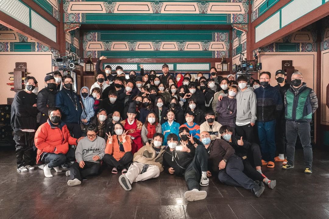 klarizeshanee's tweet photo. One of the best KDRAMA for the year 2021 MBC.❤ they still manage to give the viewers a happy ending!😥
The red sleeve is finally signing off.💔 sandeok you two did very well job we will miss you sandeok couple thank you so much!❤😭
#TheRedSleeve 
#leejunho 
#leeseyoung https://t.co/k0euLbBuhF