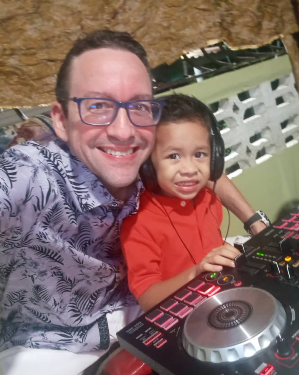 Este es mi futuro Dj Joshua Lionel Tribaldos, adora la música como yo y será seguro mejor que su papá jejeje 😂 #loamo ❤🎧👍