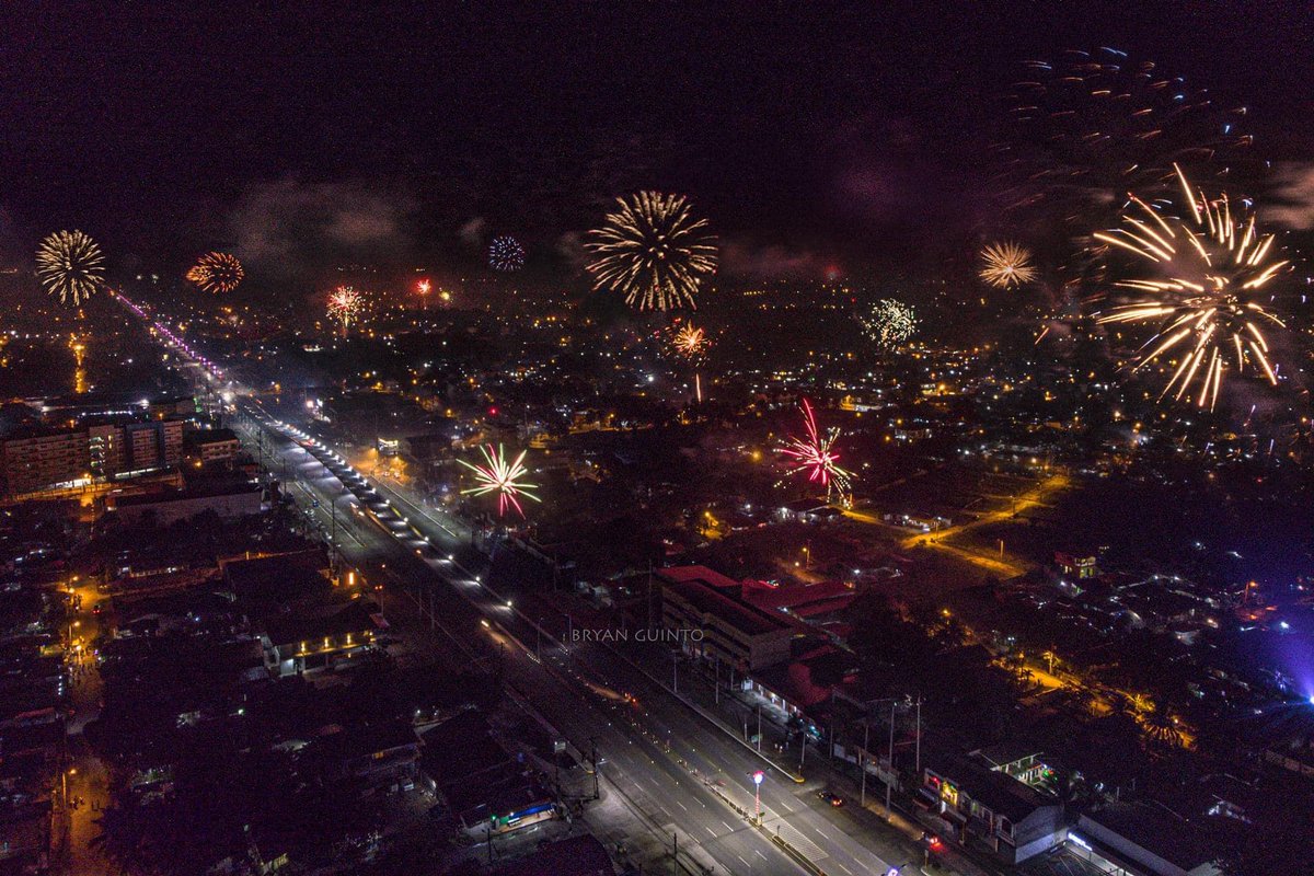 ABSCBNNews's tweet photo. TINGNAN: Drone shot ng fireworks display sa iba't ibang lugar sa Panabo City, Davao del Norte sa pagsalubong ng bagong taon. Makikita ang makukulay at nakamamanghang fireworks mula sa himpapawid na kinagigiliwan ng mga residente. | via Hernel Tocmo

(📸 Bryan Guinto) https://t.co/BuaGc36lQC