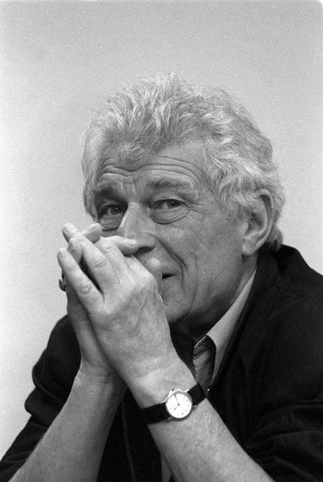 “Gizli bir yetimler ittifakı öneririm. Birbirimize göz kırparız. Hiyerarşiyi reddederiz. Her türlü hiyerarşiyi. Dünyanın pisliğini olduğu gibi kabullenir, buna rağmen nasıl hayatta kaldığımıza dair hikâyeleri paylaşırız.”

#JohnBerger'ı ölüm yıldönümünde sevgiyle anıyoruz.