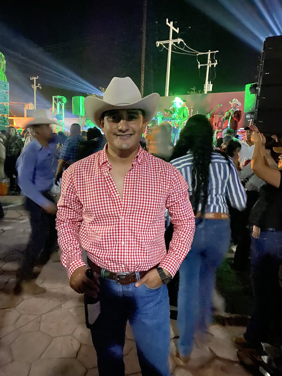 A alguien ya le gustó andar en 🤠 y 👢

Y nos vinimos al baile de aniversario de Güémez, Tamaulipas, yayayai! 🎉🎊😍❤️