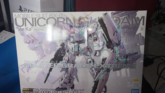 正月のジョーシンで、ずっと棚に鎮座していたMGEXのユニコーンが正月特価で1万くらい安く特価になってたので、コミケ頑張ったご褒美に買っちった 