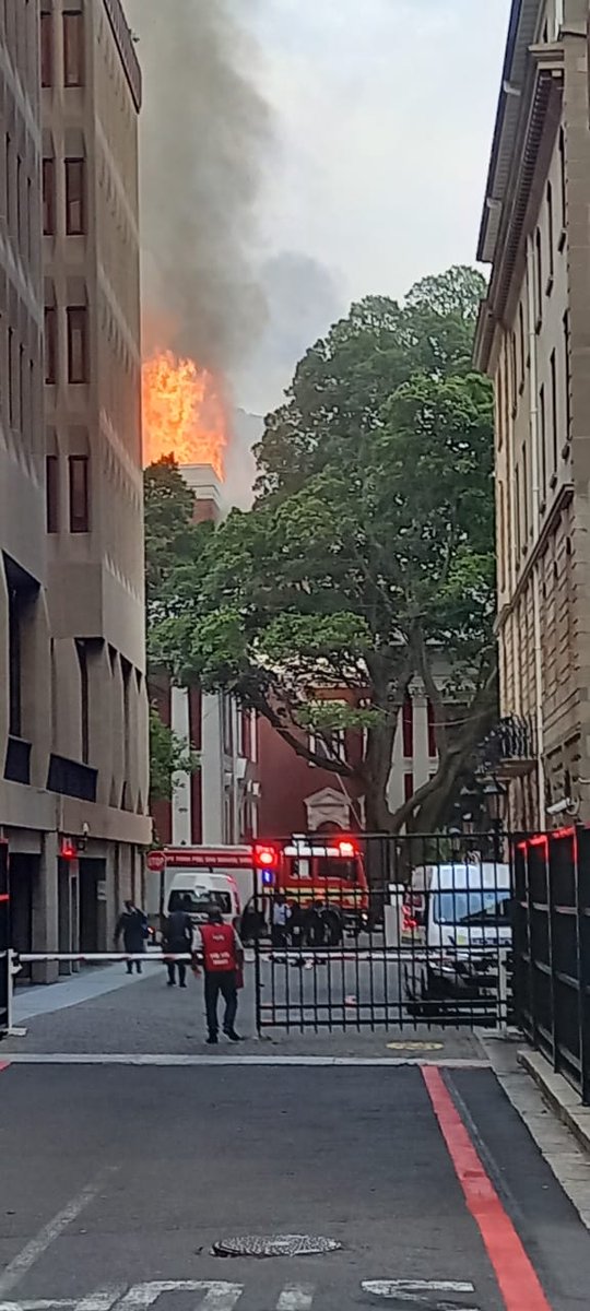 vickystarkinc's tweet photo. Fire at South Africa's parliament. Road closures in CBD. Thirty-six firefighters on the scene. Third floor of a building affected. (Pics courtesy City of Cape Town) #fireatparliament #southafricaparliament https://t.co/4JBM56lKAU