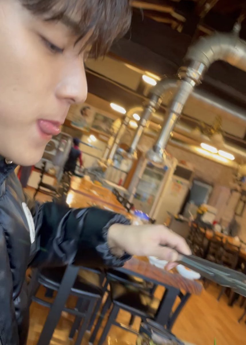 kiming406's tweet photo. 아진짜 좋아서 토나와
고기집 가면 집게 자기 앞에 있는 남자 https://t.co/wu3aelTRUm