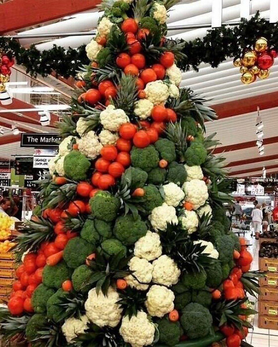 1_ofd's tweet photo. Новый год - пора творчества и вдохновения. Для тех кто устал от традиционных украшений Первый ОФД представляет подборку самых необычных елок🎄

Друзья, накидываем идеи, чем еще можно заменить главный атрибут праздника😜

#ПервыйОФД #елки #необычныеелки https://t.co/OzMdb8H28V