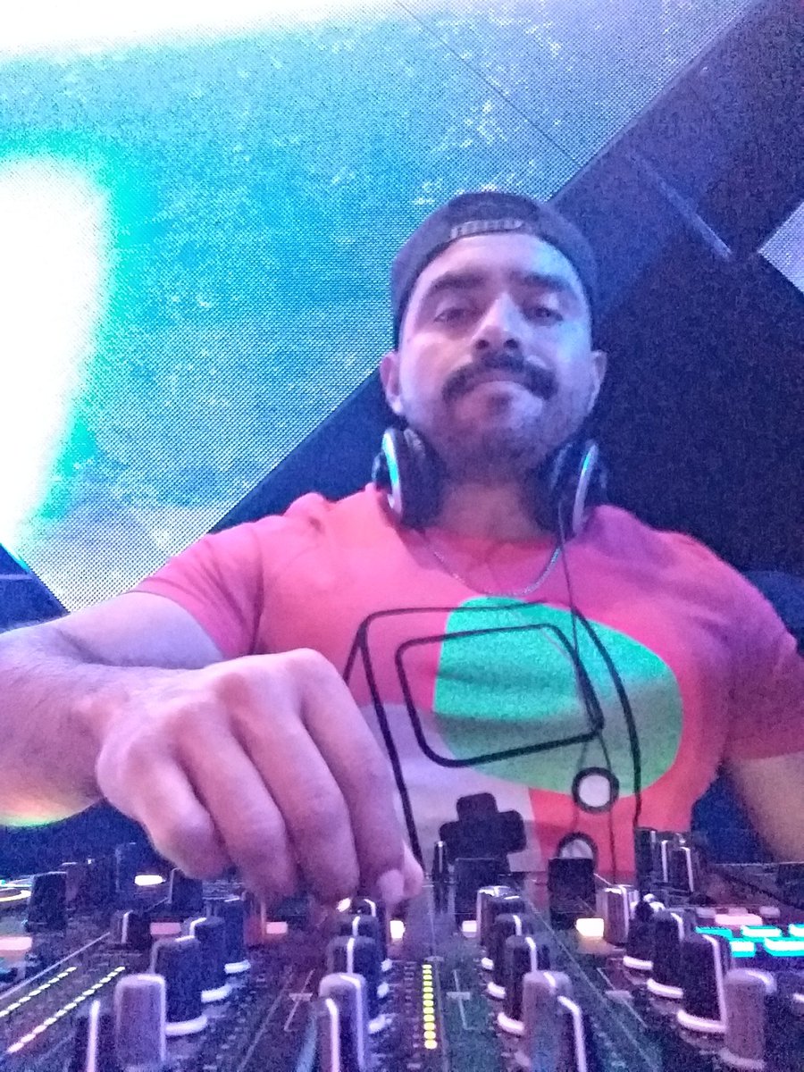 LuisMendozaDj's tweet photo. Vamos con la primera del año 🎧 🎛🎚🎛 #TabúDisco #Dj #Djlife #DjWorld #Sennheiser #Pioneer #Cdjs2000 #Djm900 https://t.co/CmillazUWY