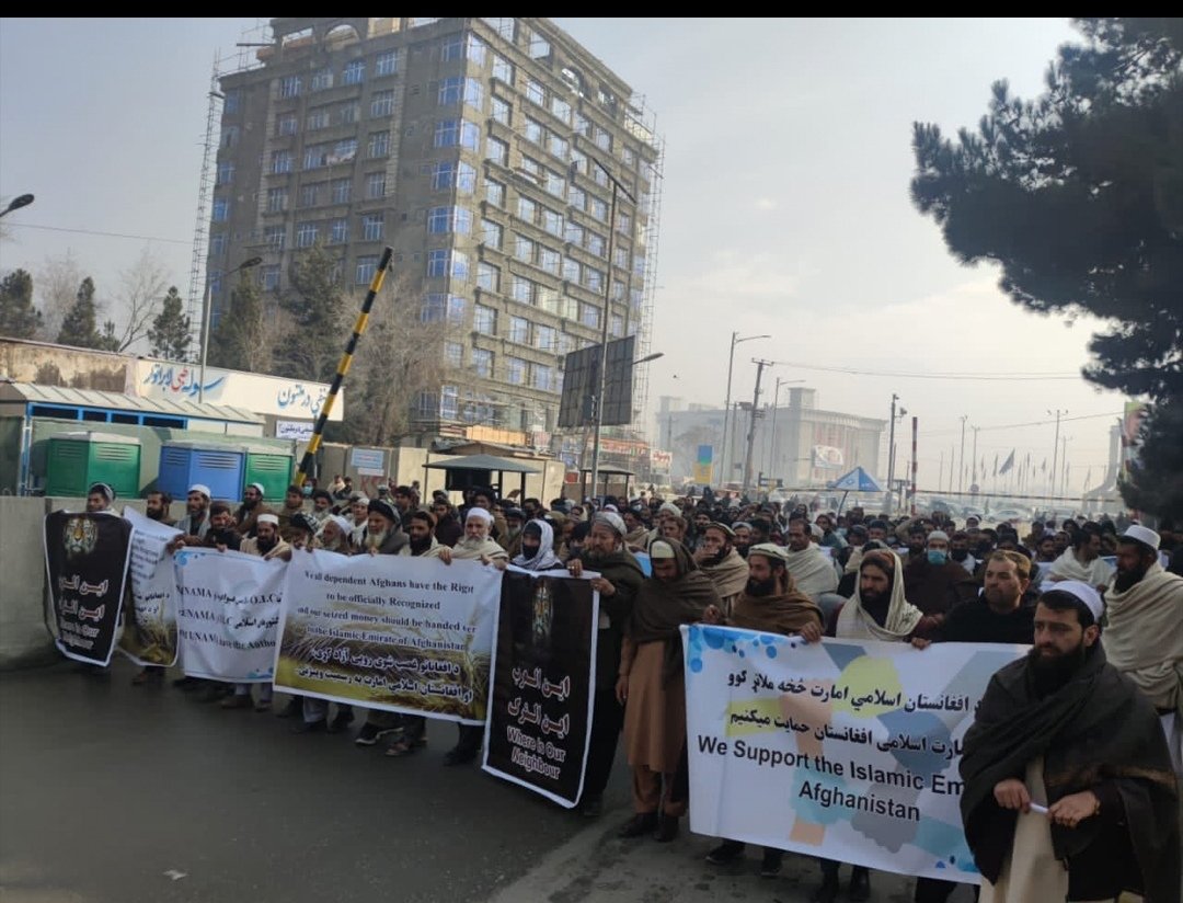 pKarokhail's tweet photo. Today, hundreds of Kabul people took to street & asked the International community, particularly the Islamic nations to recognize the #IEA at the earliest possible.
The protestors also urged the #US to unfreeze the Afghan assest & money.
#KabulProtest https://t.co/EI0KfVQJ68