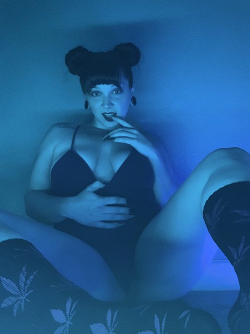 Sugarcumingqueen 🖤 - Like this if you’d sesh with me 🙈🖤 https://t.co/CTYCGGZ9Lg